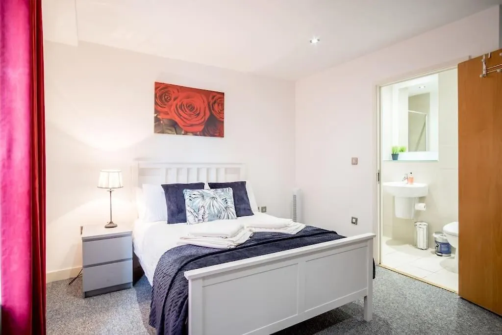 Large 2 Bed, 2 Bath, Free Parking & Wifi Appartement Sheffield